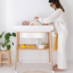 Mueble bañera cambiador con ruedas madera Micuna 2