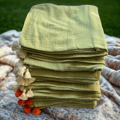 Manta bambula triple con pompones verde 100x100 Lemon Crib Suavidad y estilo 2